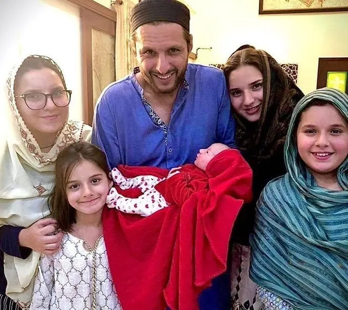 پاکستانی مشہور شخصیات نے مردوں کی چار شادیوں کا مقابلہ کیا پاکستانی مشہور شخصیات نے مردوں کی چار شادیوں کا مقابلہ کیا