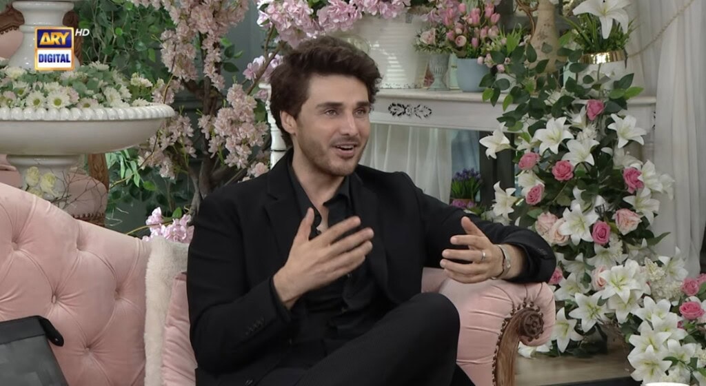 بیوی کو تیار کرنے اور تعلقات میں حفظان صحت کو برقرار رکھنے کے بارے میں احسن خان