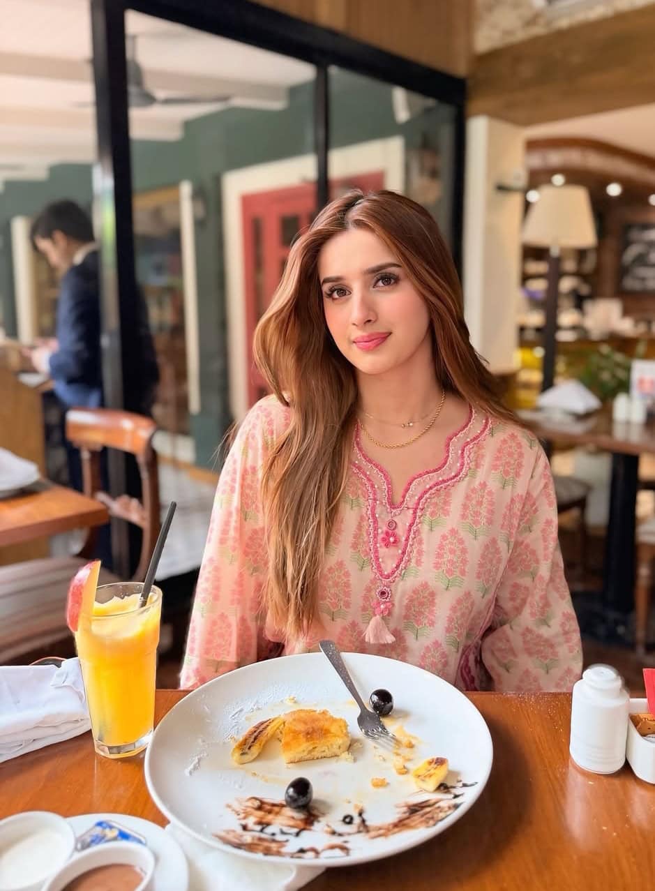 علیبہ انجم اور کین گڑیا نے زاہد احمد کے ڈبل معیارات کو کال کیا