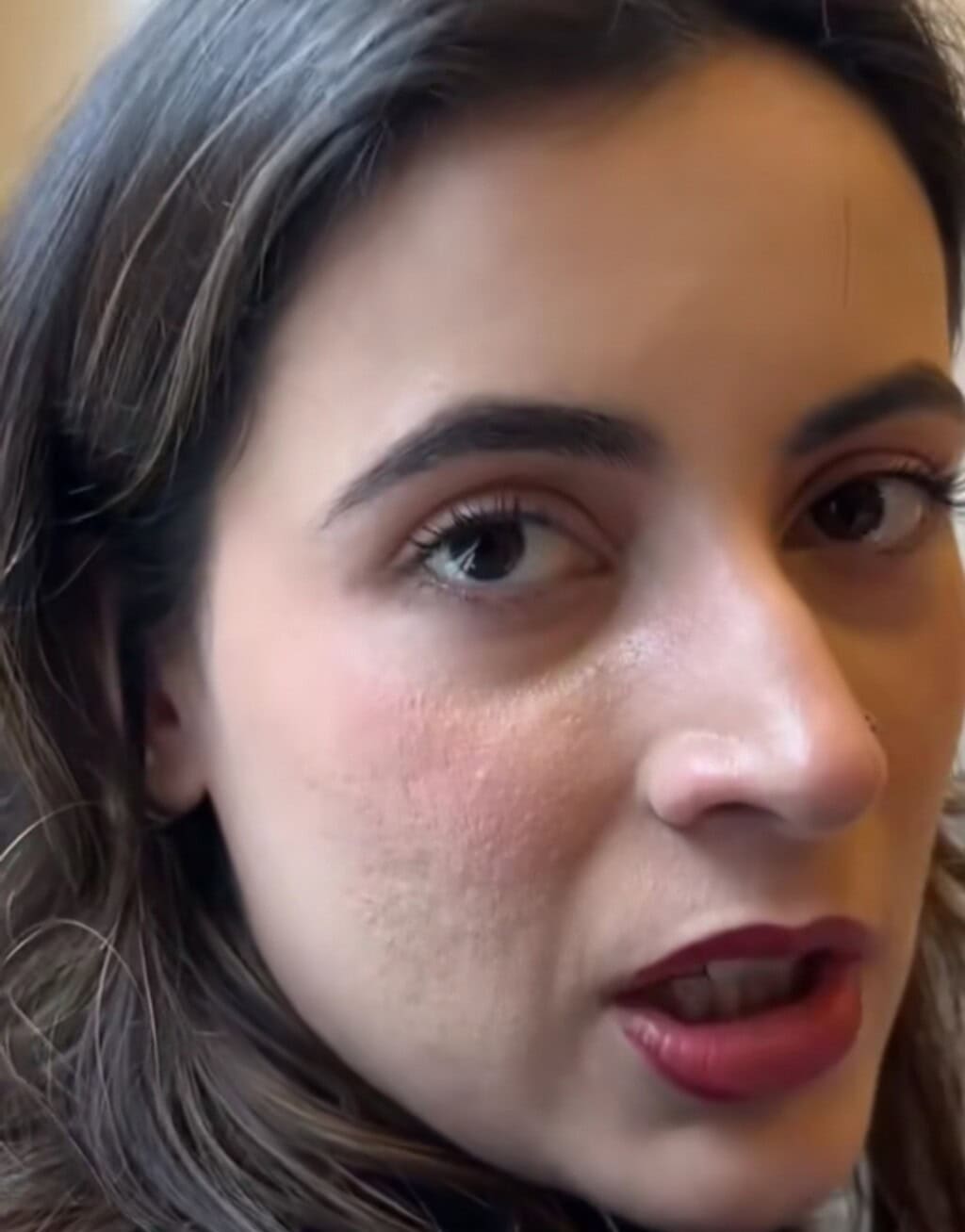 انیا حمزہ علی کی بناوٹ والی جلد سوالات اٹھاتی ہے