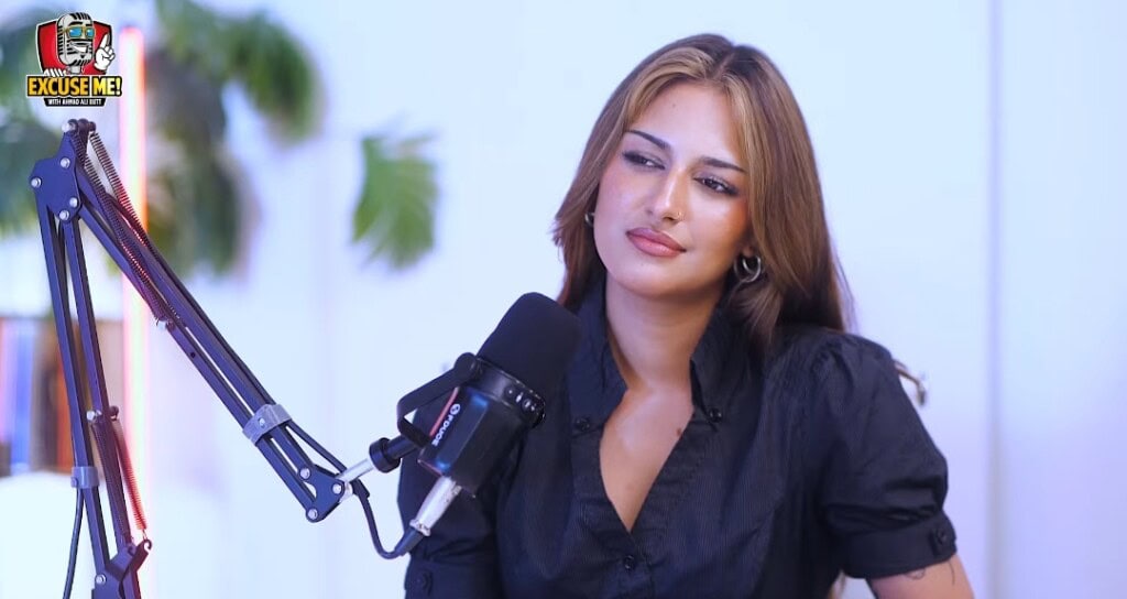 طلاق اور اس کے والد کے بعد اپنی والدہ کی جدوجہد پر انزیلا عباسی طلاق اور اس کے والد کے بعد اپنی والدہ کی جدوجہد پر انزیلا عباسی