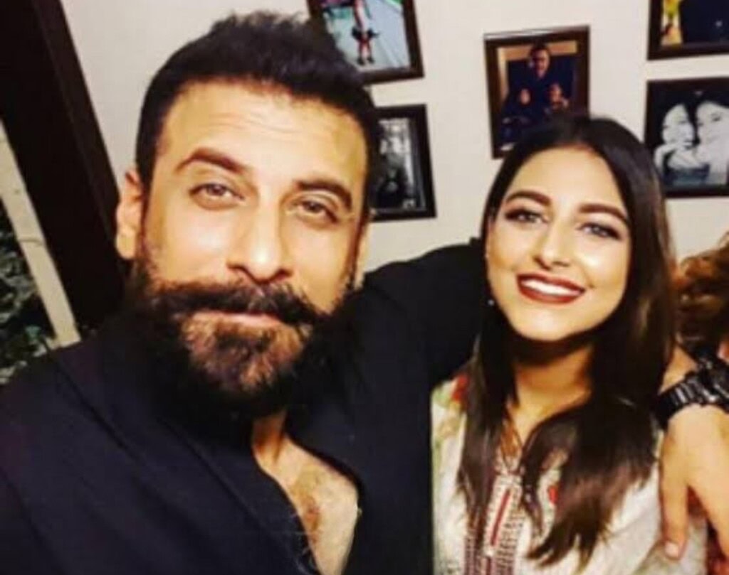 طلاق اور اس کے والد کے بعد اپنی والدہ کی جدوجہد پر انزیلا عباسی طلاق اور اس کے والد کے بعد اپنی والدہ کی جدوجہد پر انزیلا عباسی