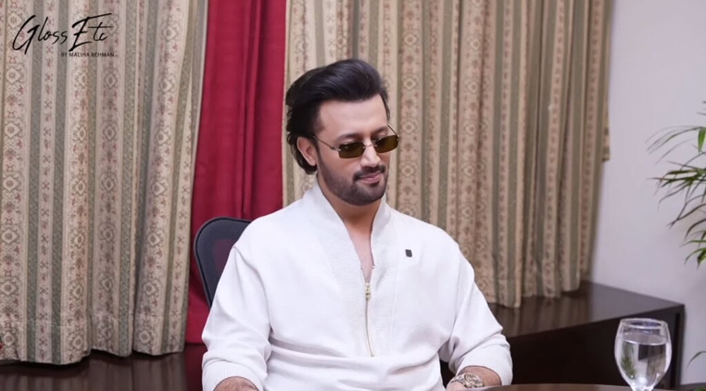 اتف اسلم انٹرویو کے لئے بھاری رقم وصول کرنے کے بارے میں کھلتا ہے