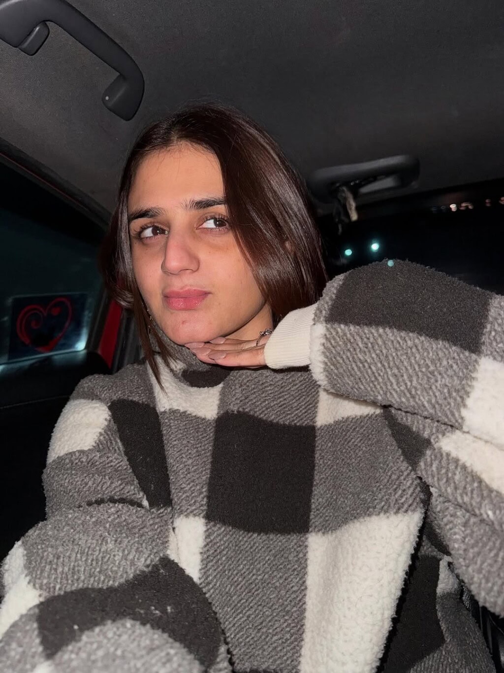 میک اپ کے بغیر ہیرا مانی کی تصاویر رد عمل کو جنم دیتی ہیں