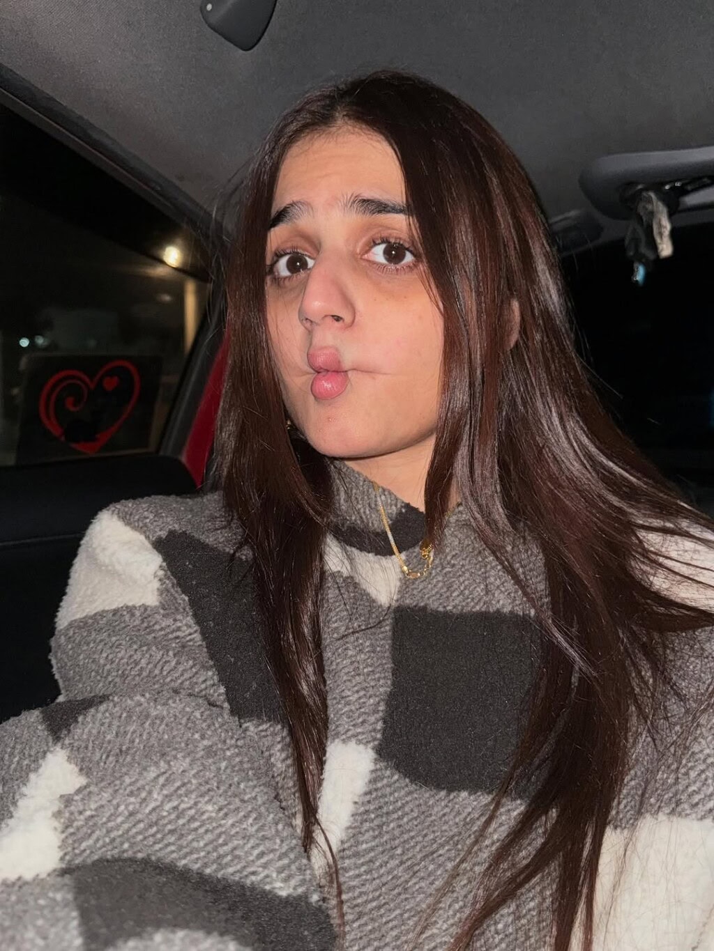 میک اپ کے بغیر ہیرا مانی کی تصاویر رد عمل کو جنم دیتی ہیں