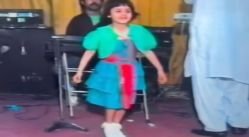 ہیرا مانی کے بچپن کے ڈانس کلپ کو عوام کی توجہ ملتی ہے