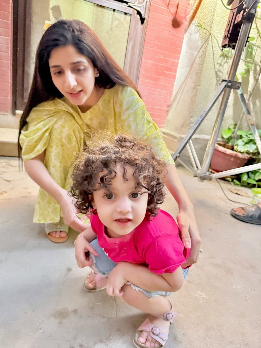 مورا ہاکین نے جما تقیسیم سے یادگار بی ٹی ایس شیئر کیے ہیں