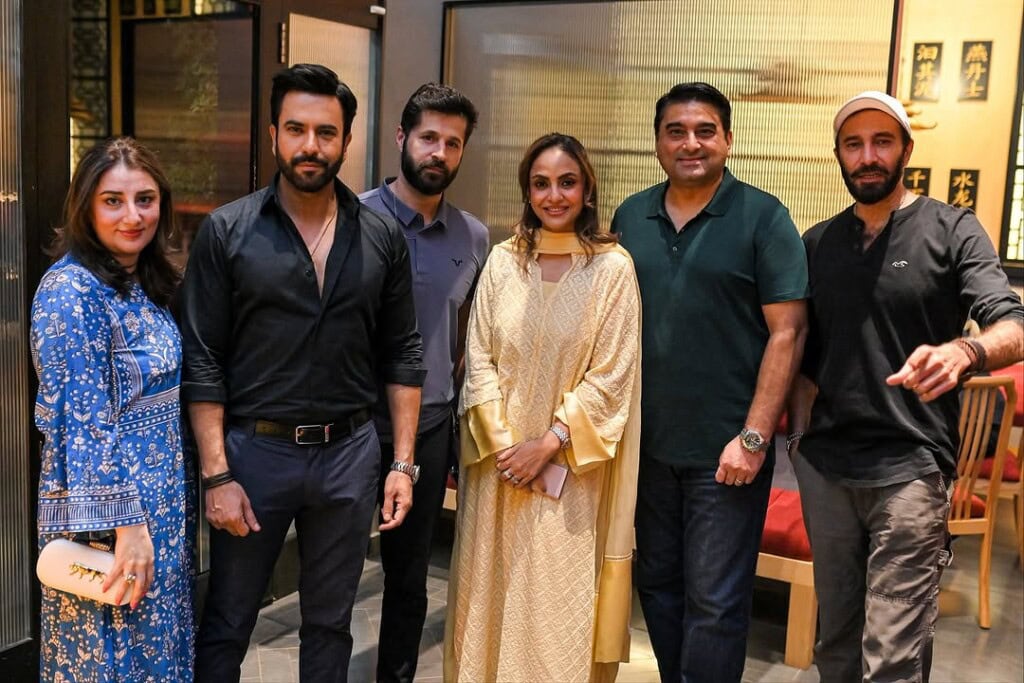 جنید خان اسٹار نے سالگرہ کا کھانا کھڑا کیا