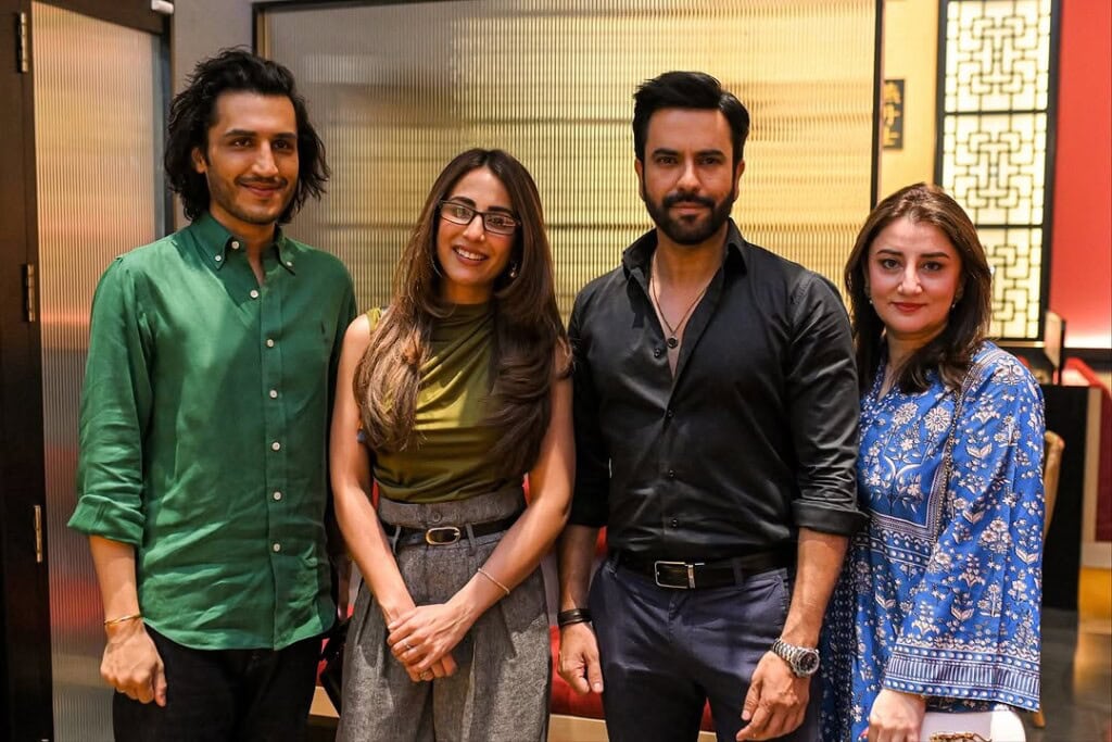 جنید خان اسٹار نے سالگرہ کا کھانا کھڑا کیا