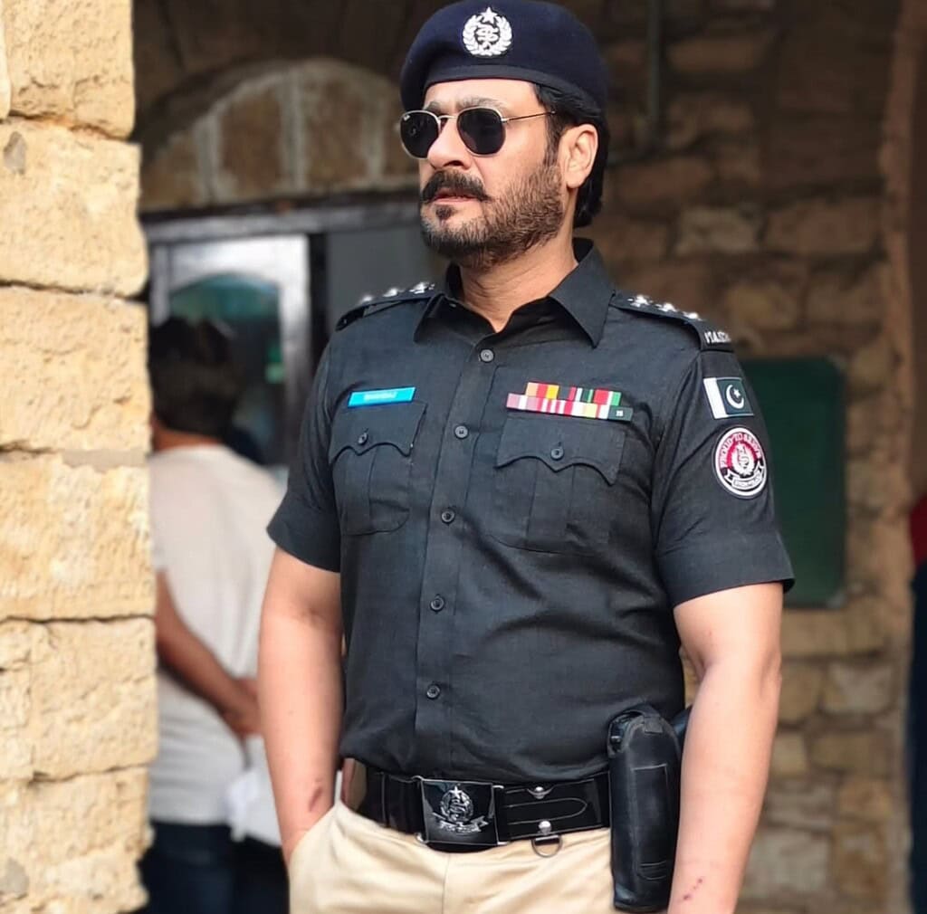 کامران جیلانی کیس نمبر 9 اور جونیئرز پر سینئرز کی بے عزتی کرتے ہوئے