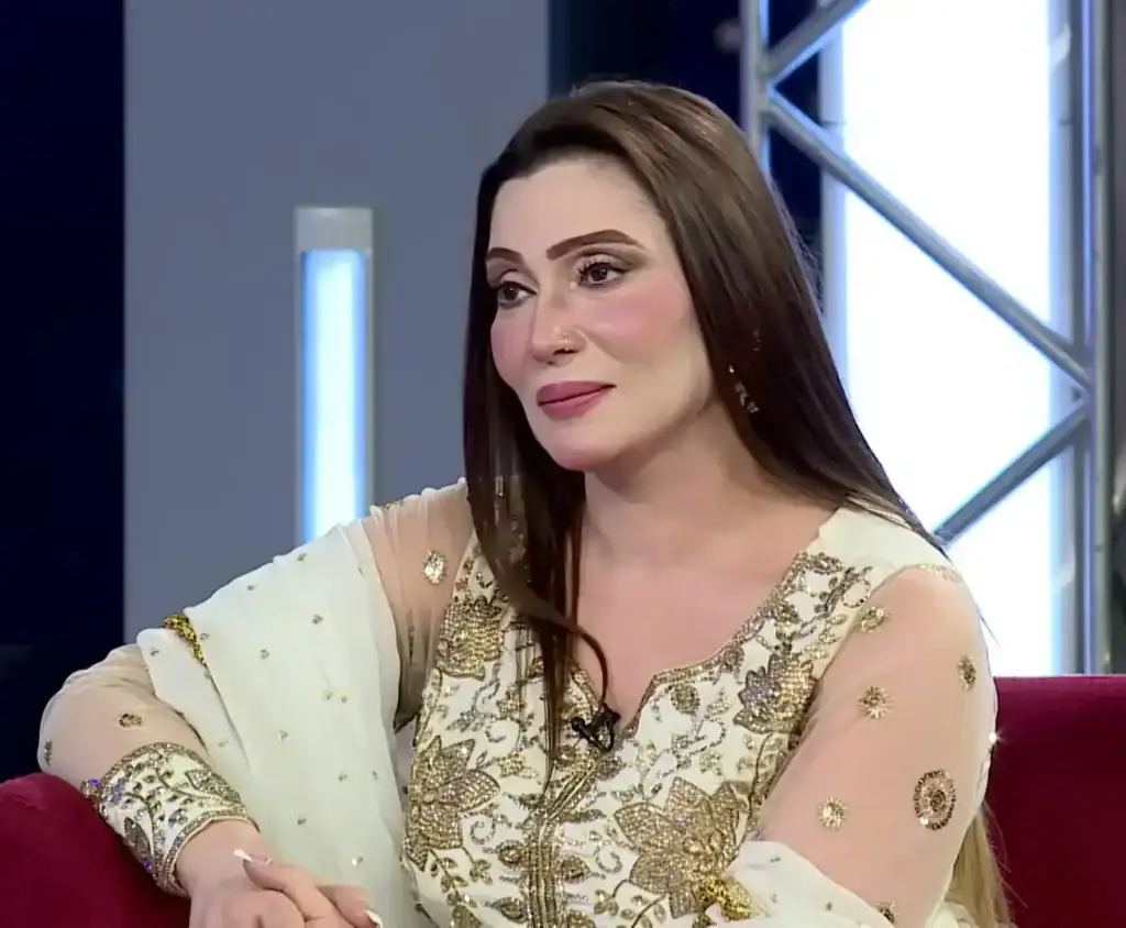 خوشبو خان ​​نے طلاق کے بیان پر آو موڑ لیا