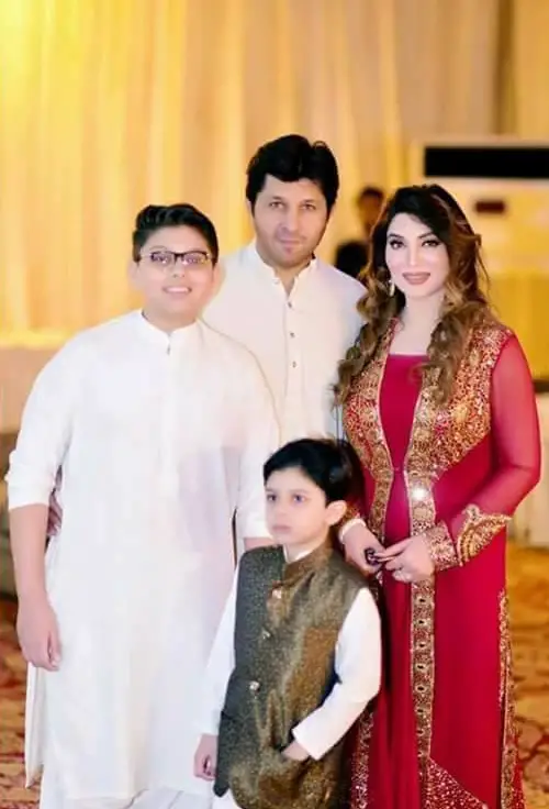 خوشبو خان ​​نے طلاق کے بیان پر آو موڑ لیا