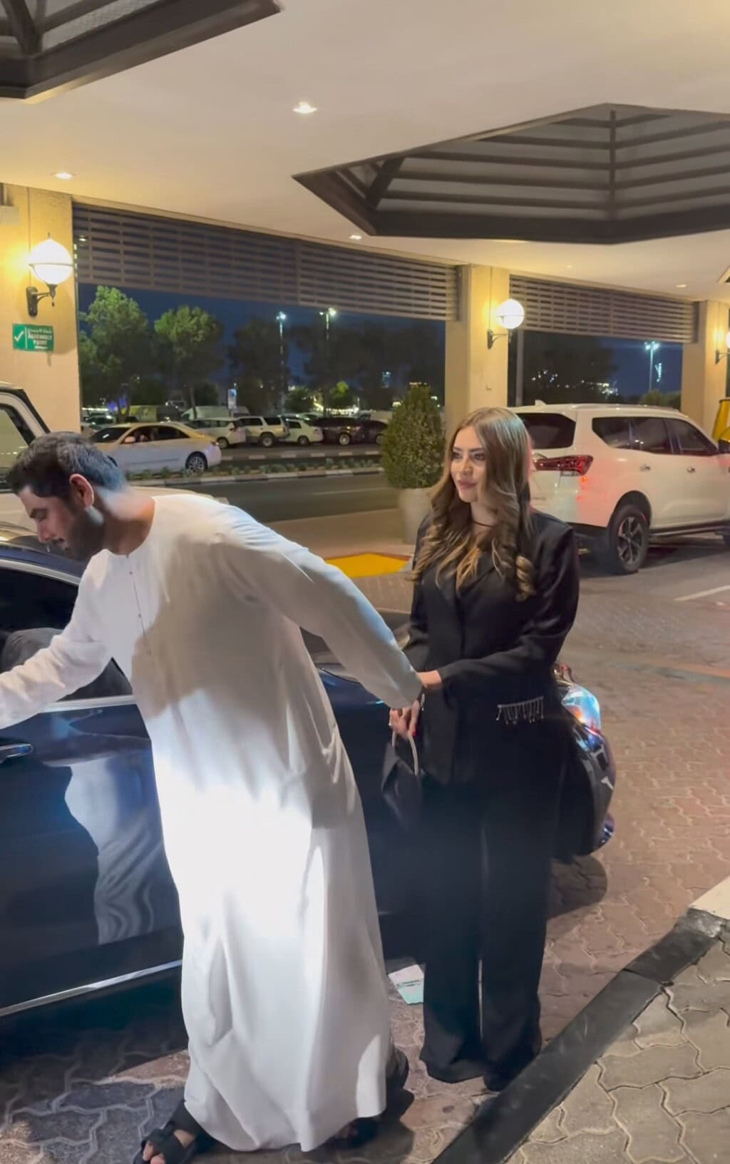 شوہر کے ساتھ نیلم منیر ویڈیوز کی تعریف ہوتی ہے