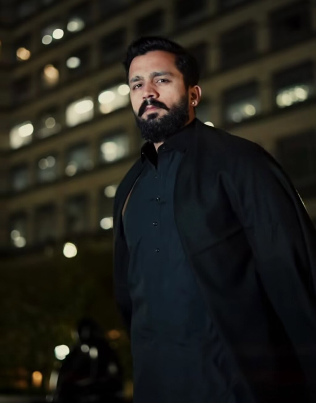 رجب بٹ کی والدہ اپنے غیر شادی کے معاملات کا دفاع کرتی ہیں