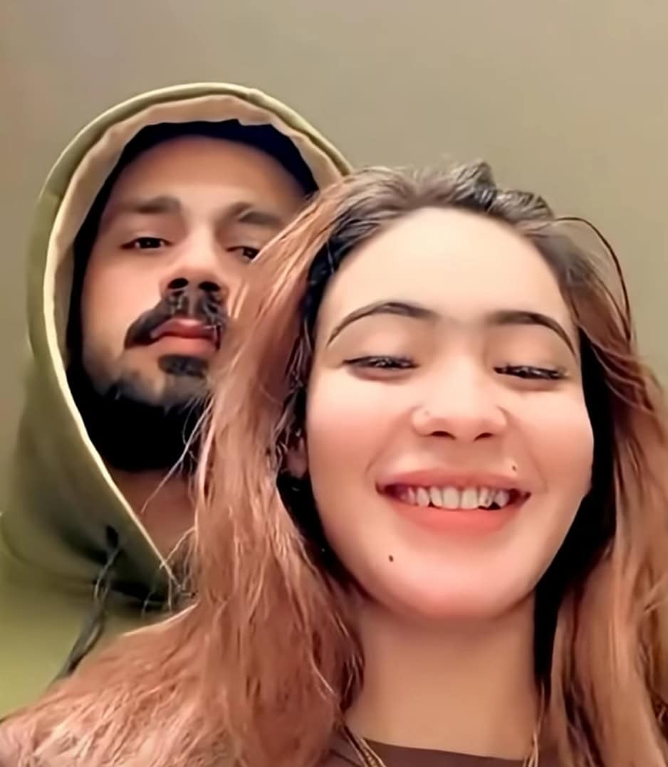 رجب بٹ کی والدہ اپنے غیر شادی کے معاملات کا دفاع کرتی ہیں