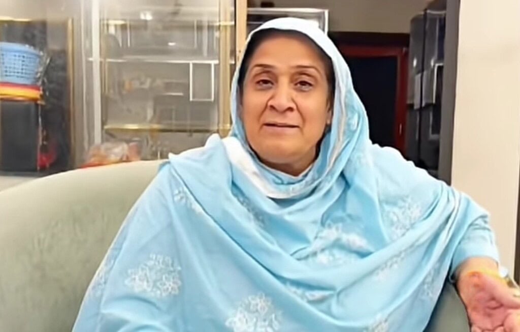 رجب بٹ کی والدہ اپنے غیر شادی کے معاملات کا دفاع کرتی ہیں