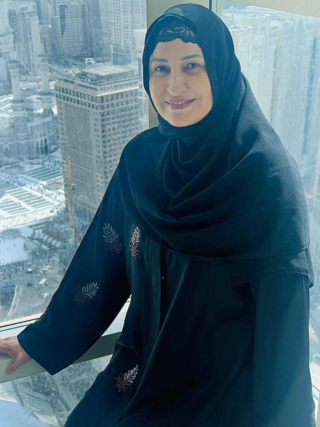 سبا فیصل نے بیٹے اور پوتے کے ساتھ عمرہ انجام دیا