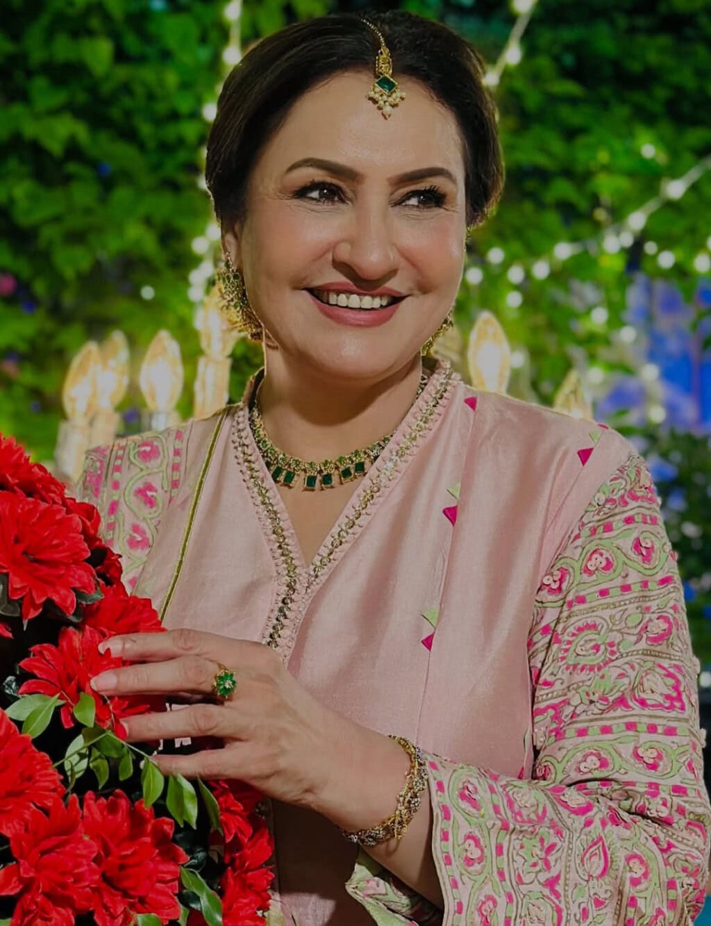 سبا فیصل نے بیٹے اور پوتے کے ساتھ عمرہ انجام دیا