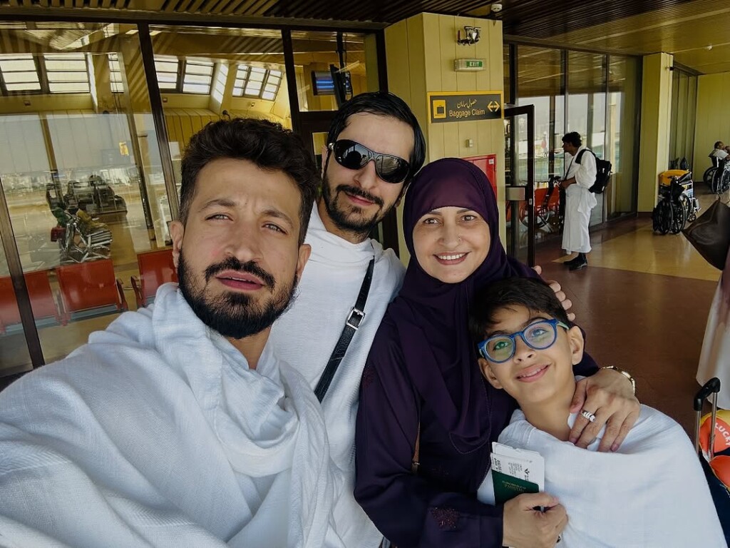 سبا فیصل نے بیٹے اور پوتے کے ساتھ عمرہ انجام دیا