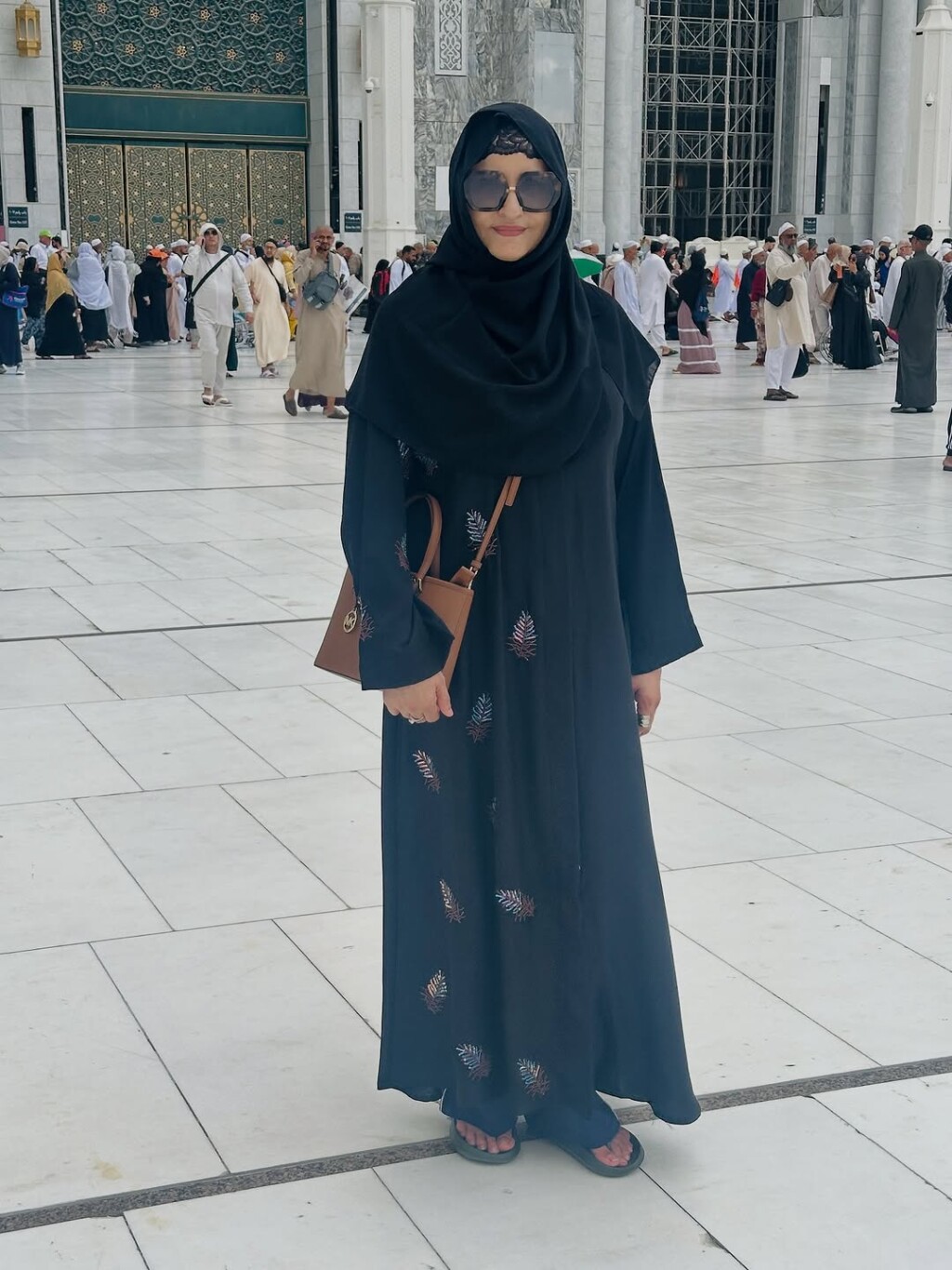 سبا فیصل نے بیٹے اور پوتے کے ساتھ عمرہ انجام دیا