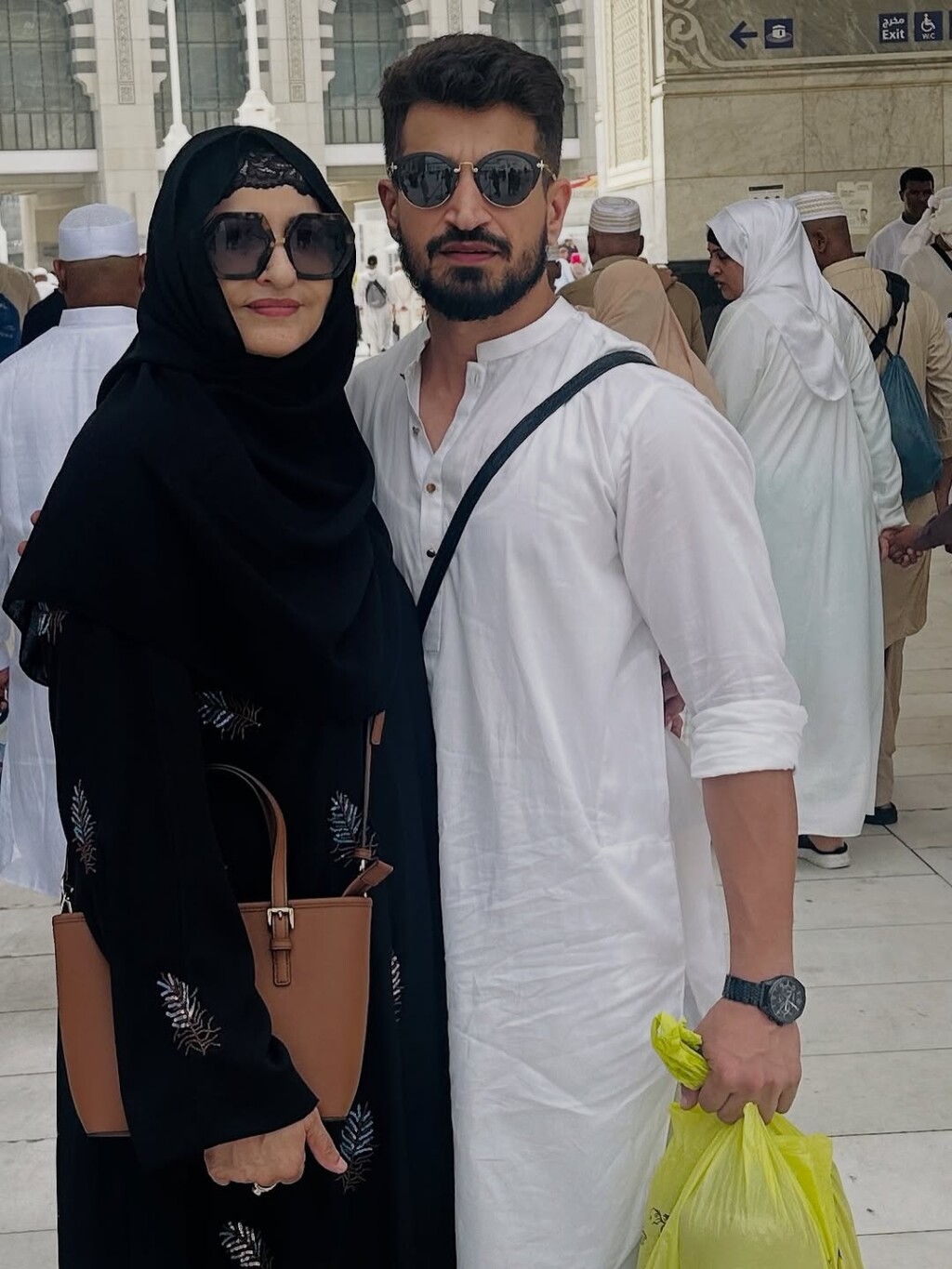 سبا فیصل نے بیٹے اور پوتے کے ساتھ عمرہ انجام دیا