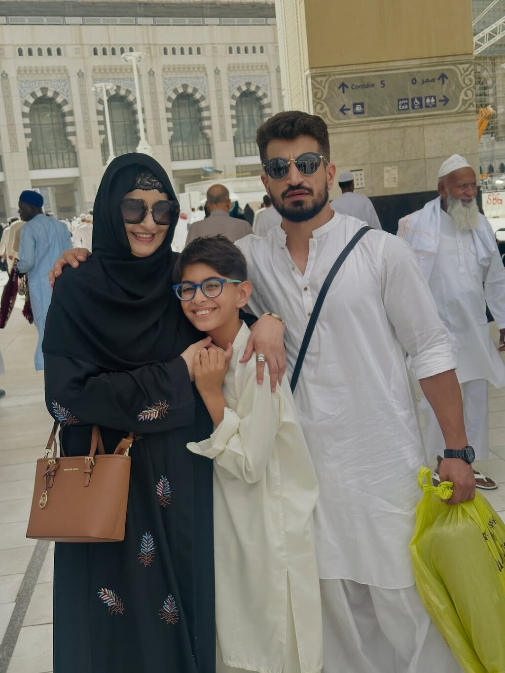 سبا فیصل نے بیٹے اور پوتے کے ساتھ عمرہ انجام دیا