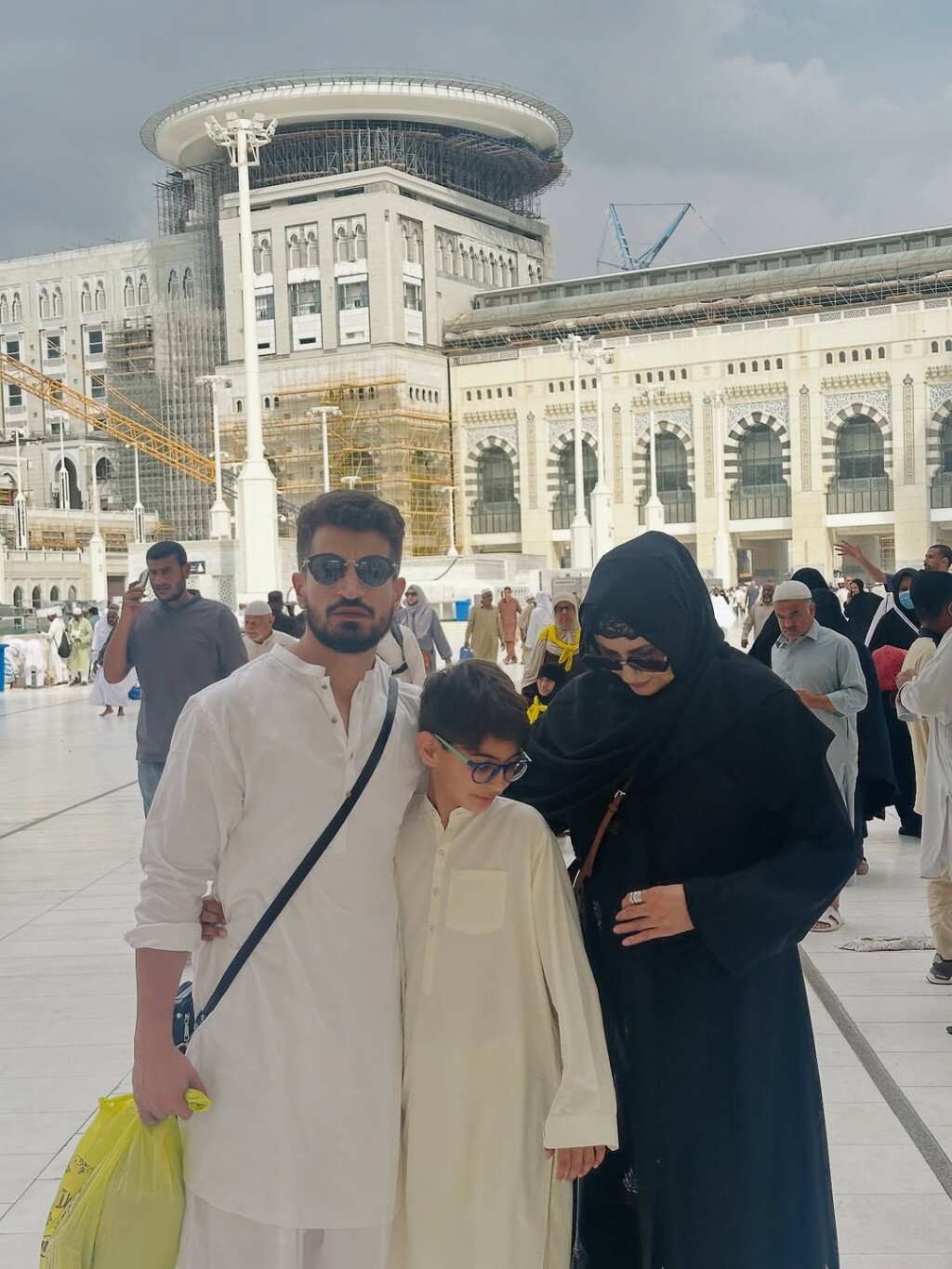 سبا فیصل نے بیٹے اور پوتے کے ساتھ عمرہ انجام دیا