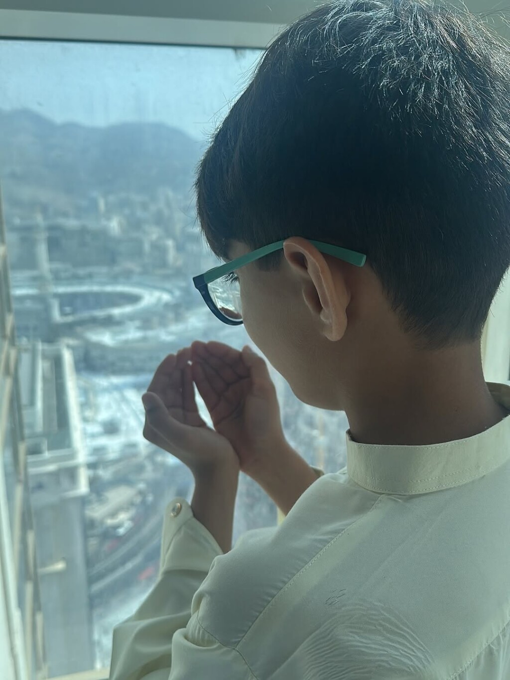 سبا فیصل نے بیٹے اور پوتے کے ساتھ عمرہ انجام دیا