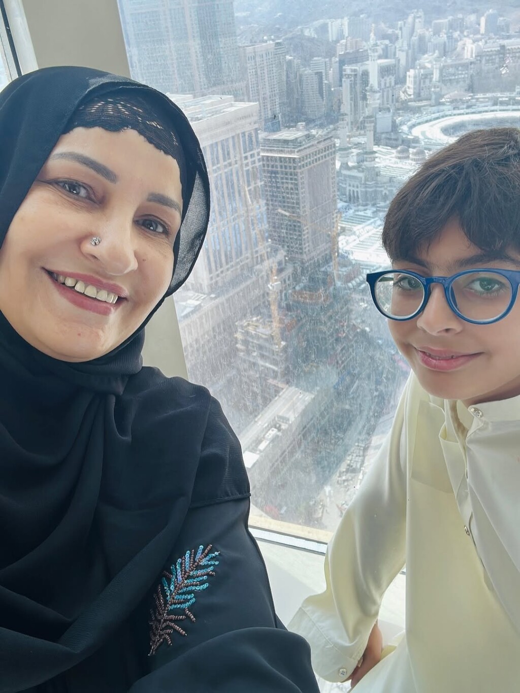 سبا فیصل نے بیٹے اور پوتے کے ساتھ عمرہ انجام دیا