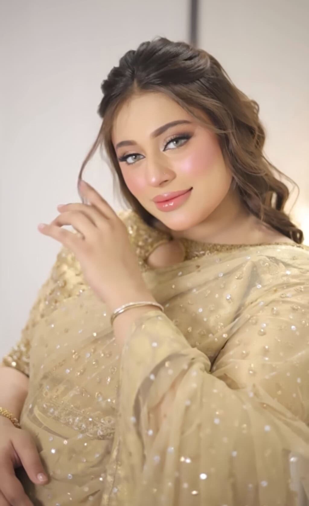 ایمن خان اور منل خان بھائی کی حمل فوٹو شوٹ