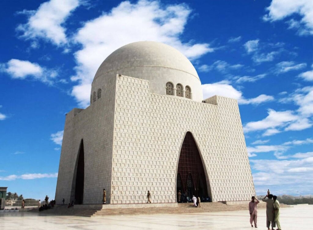 مہیرا خان نے صبا قمر کے کراچی کے بیان کا جواب دیا