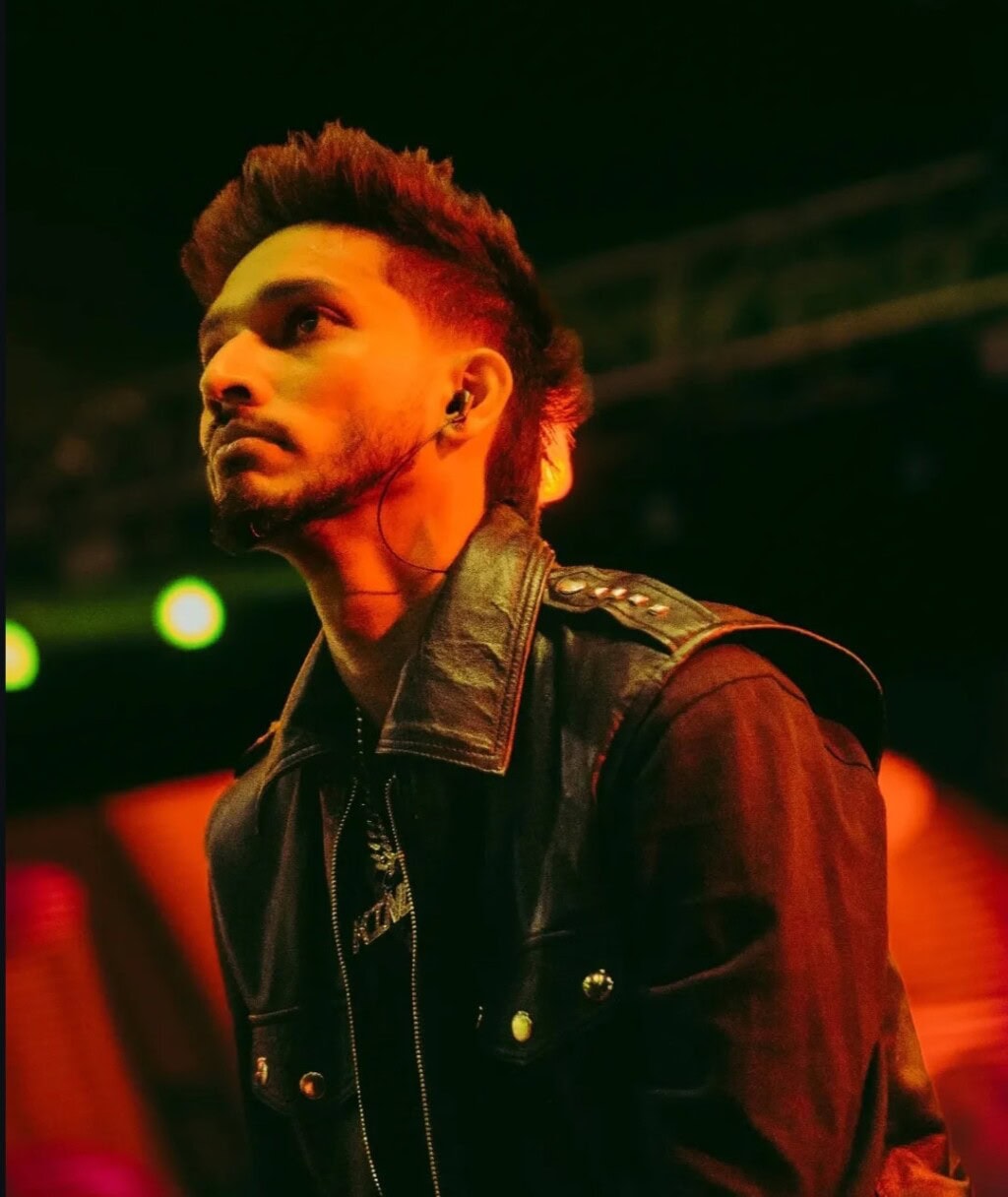 میشی خان نے ہندوستانی پرچم لہراتے ہوئے طلہ انجم کی وضاحت کی مذمت کی ہے