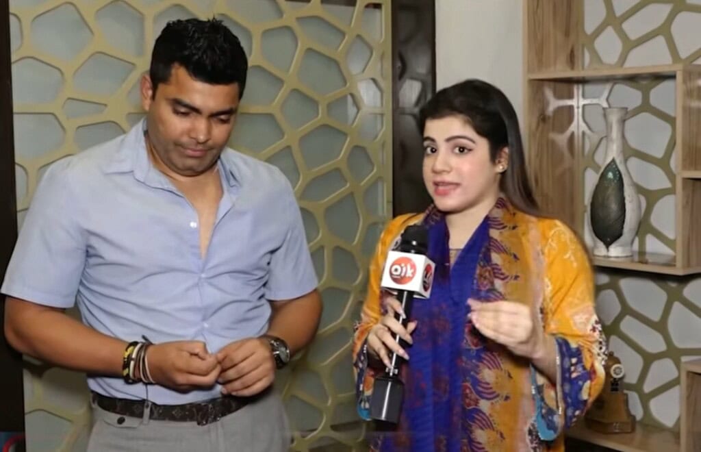 عمر اکمل کے ساتھ وائرل اینکر مہرونیسا کا انٹرویو ٹرولڈ