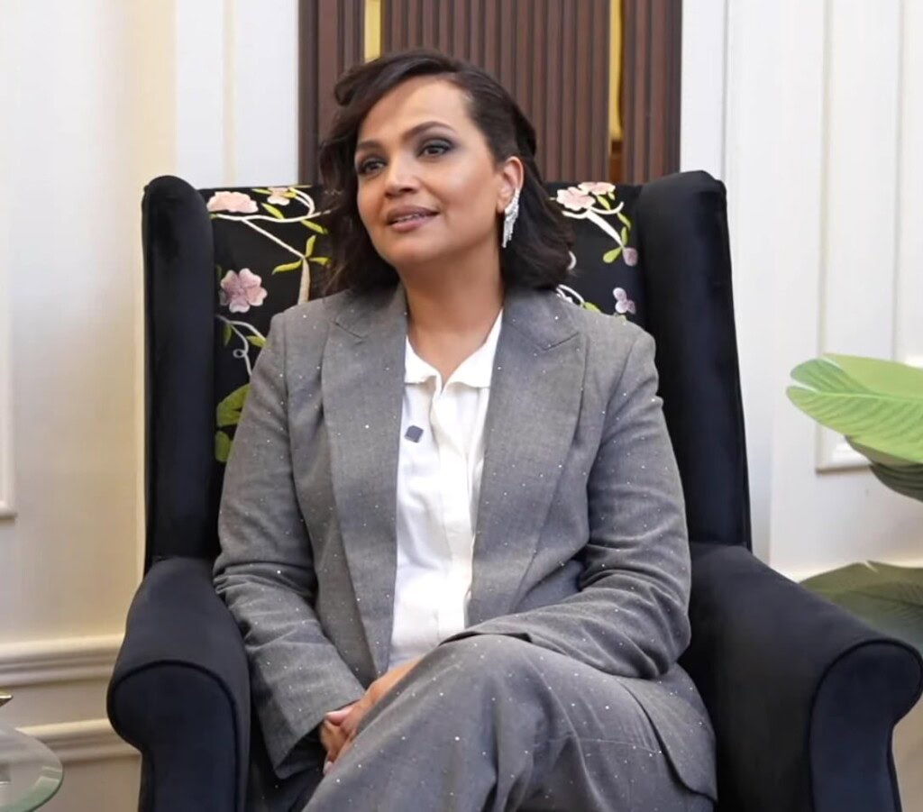 عمینا شیخ آن جو باچے ہین نے سمائیٹ لو کی رہائی پر گایا