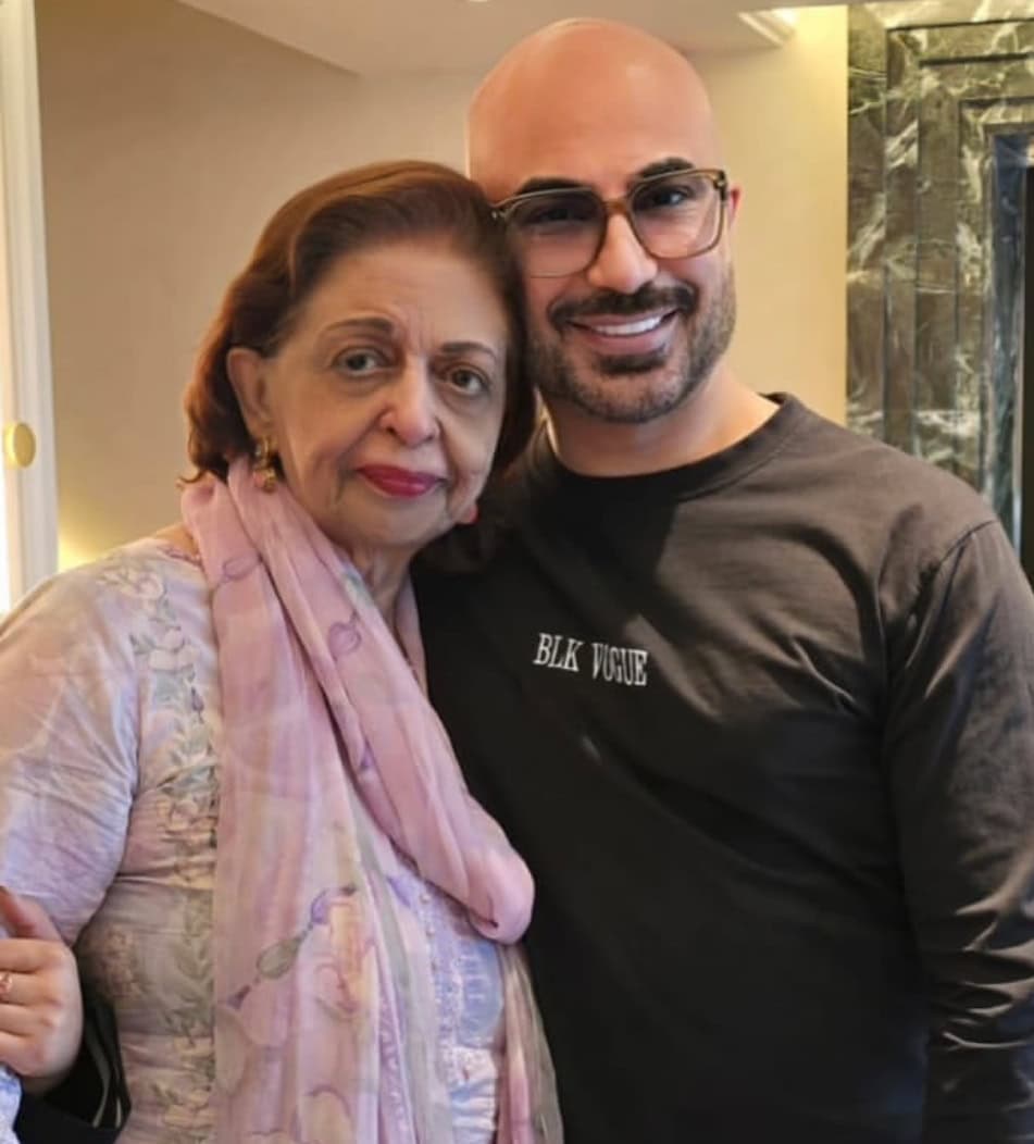 HSY اپنی ماں کی طاقت اور قربانی کو خراج تحسین پیش کرتا ہے