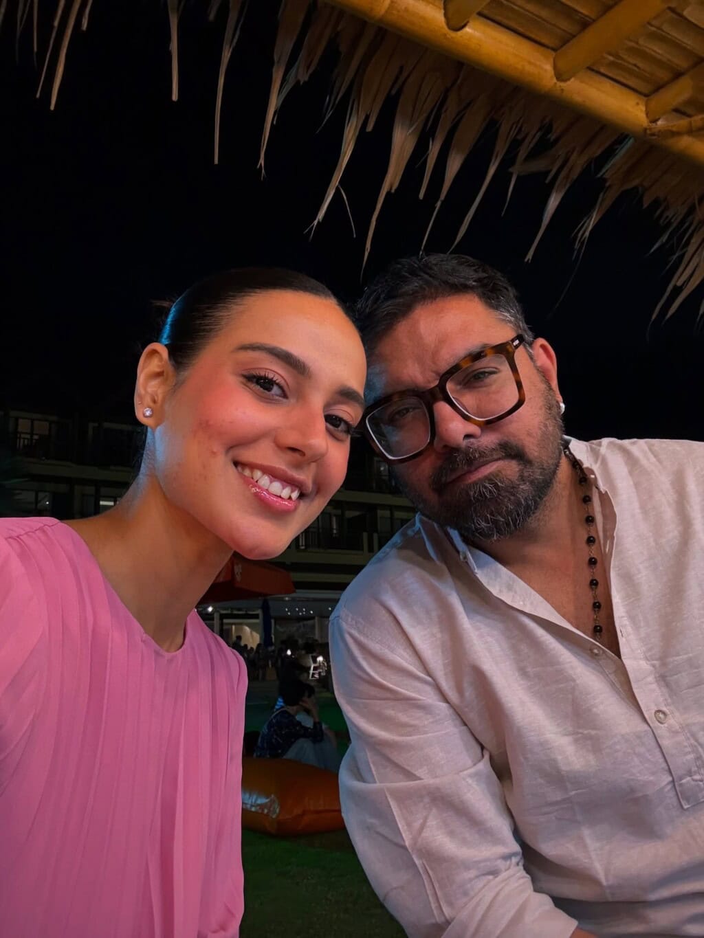 آئقرا عزیز نے ایک کلب میں یاسیر حسین کے لئے صھیفا جبار کا مقابلہ کیا