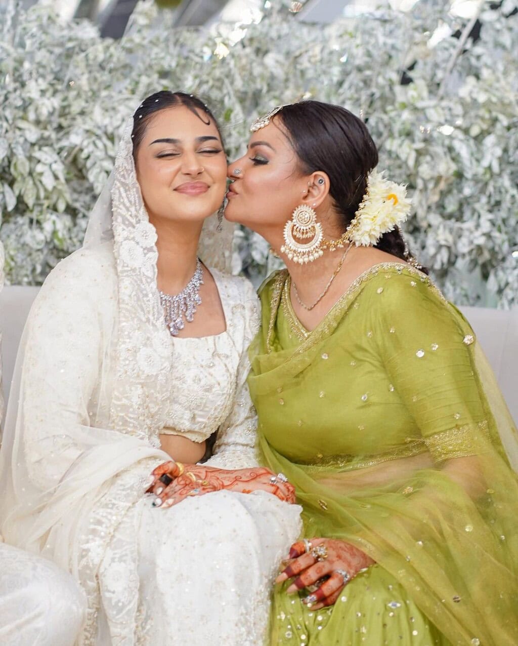 طلاق اور اس کے والد کے بعد اپنی والدہ کی جدوجہد پر انزیلا عباسی طلاق اور اس کے والد کے بعد اپنی والدہ کی جدوجہد پر انزیلا عباسی