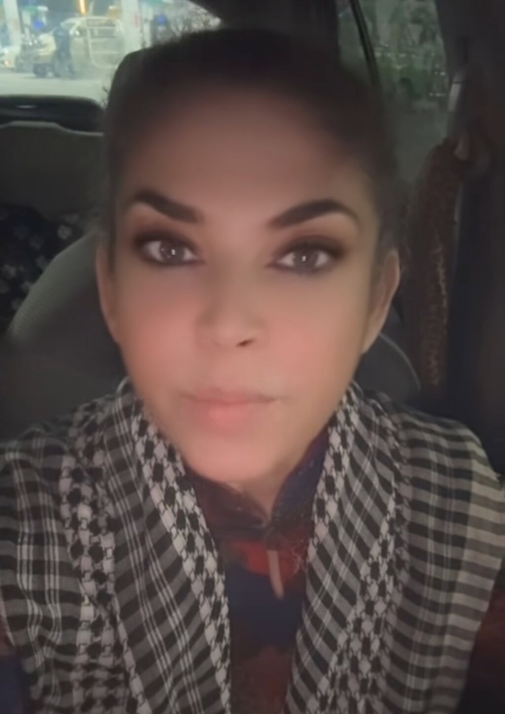 میشی خان نے ہندوستانی پرچم لہراتے ہوئے طلہ انجم کی وضاحت کی مذمت کی ہے