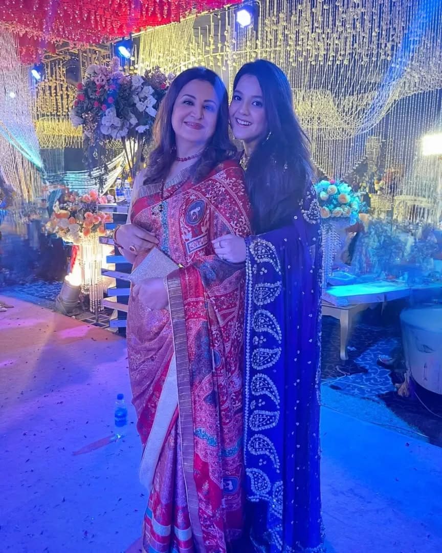 نیما خان اپنی بیٹی کے تکلیف دہ نقصان پر عکاسی کرتی ہیں نیما خان اپنی بیٹی کے تکلیف دہ نقصان پر عکاسی کرتی ہیں