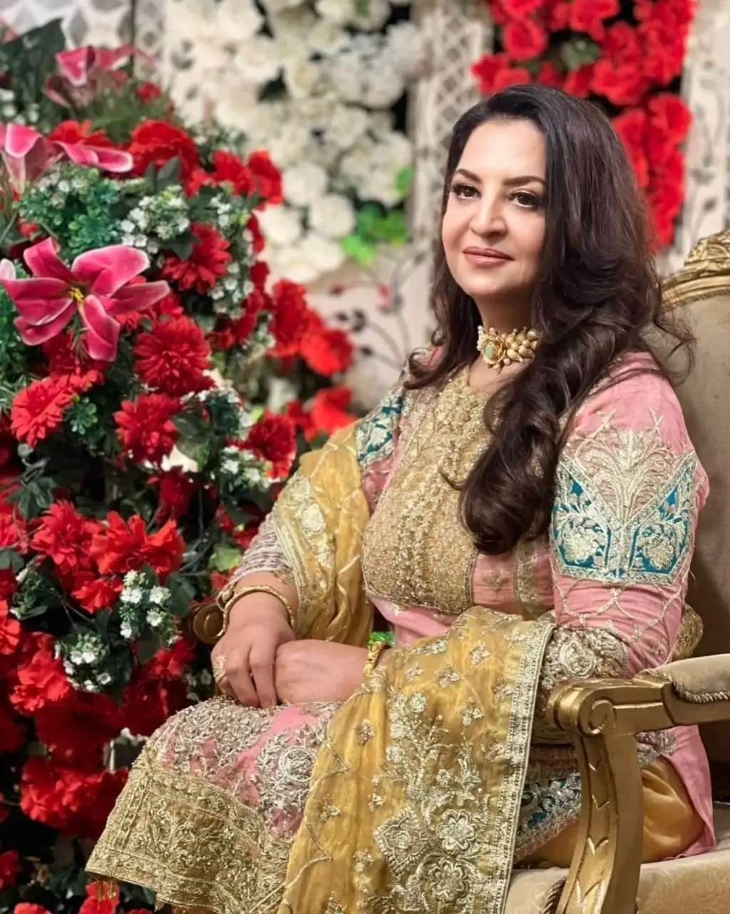 نیما خان کا تعلق افسانوی اشفاق احمد سے کیا ہے نیما خان کا تعلق افسانوی اشفاق احمد سے کیا ہے