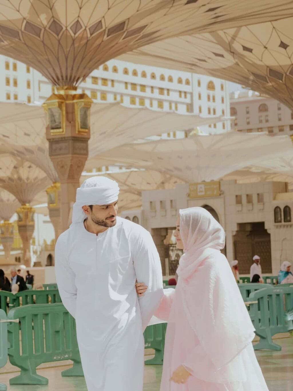 عمر شاہ زاد نے اپنی اہلیہ اور نیکہ سے مدینہ میں ملاقات کی