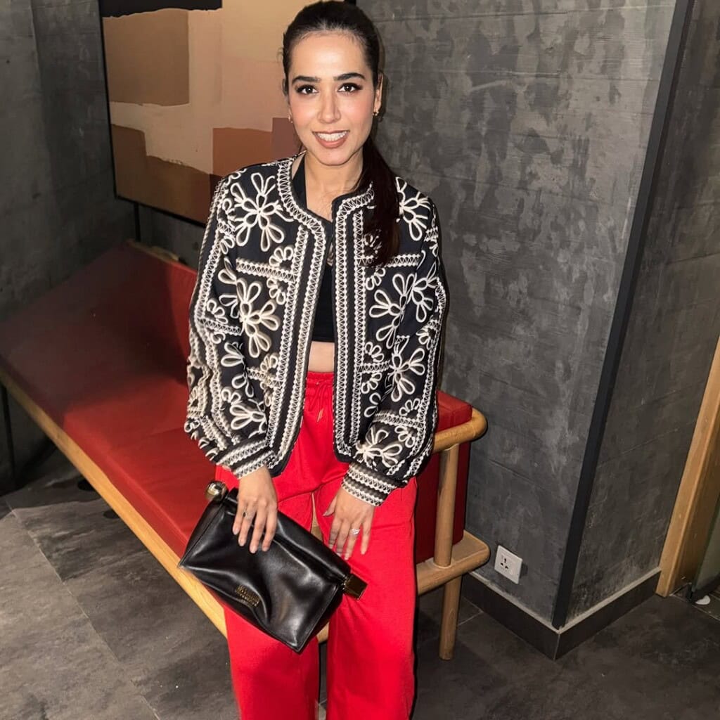 دوست ایمن خان اور مائنل خان کی سالگرہ کے موقع پر مناتے ہیں