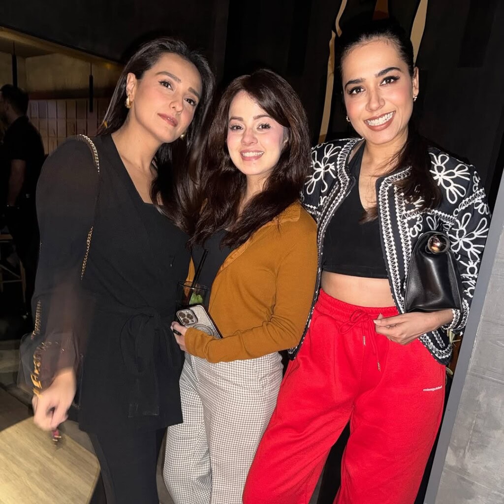 دوست ایمن خان اور مائنل خان کی سالگرہ کے موقع پر مناتے ہیں