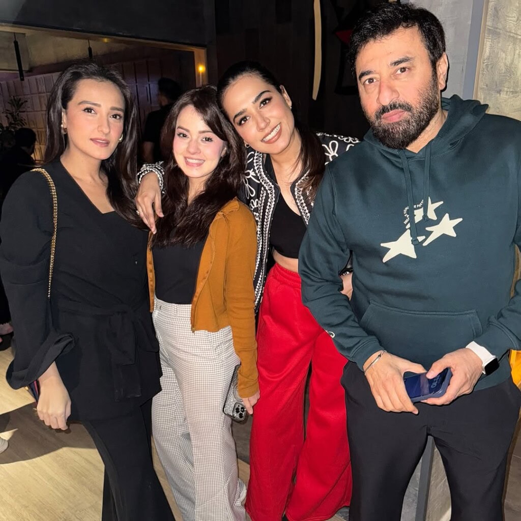 دوست ایمن خان اور مائنل خان کی سالگرہ کے موقع پر مناتے ہیں