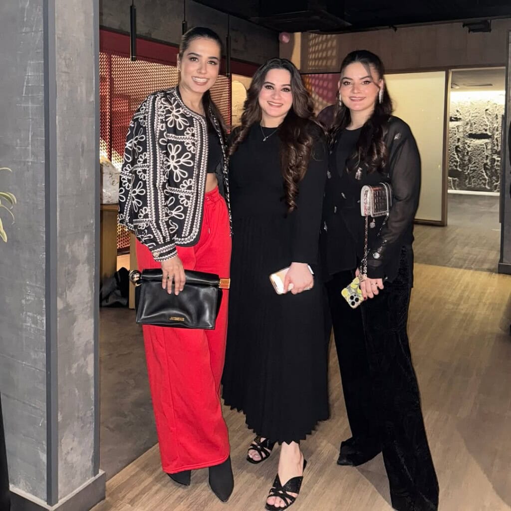 دوست ایمن خان اور مائنل خان کی سالگرہ کے موقع پر مناتے ہیں