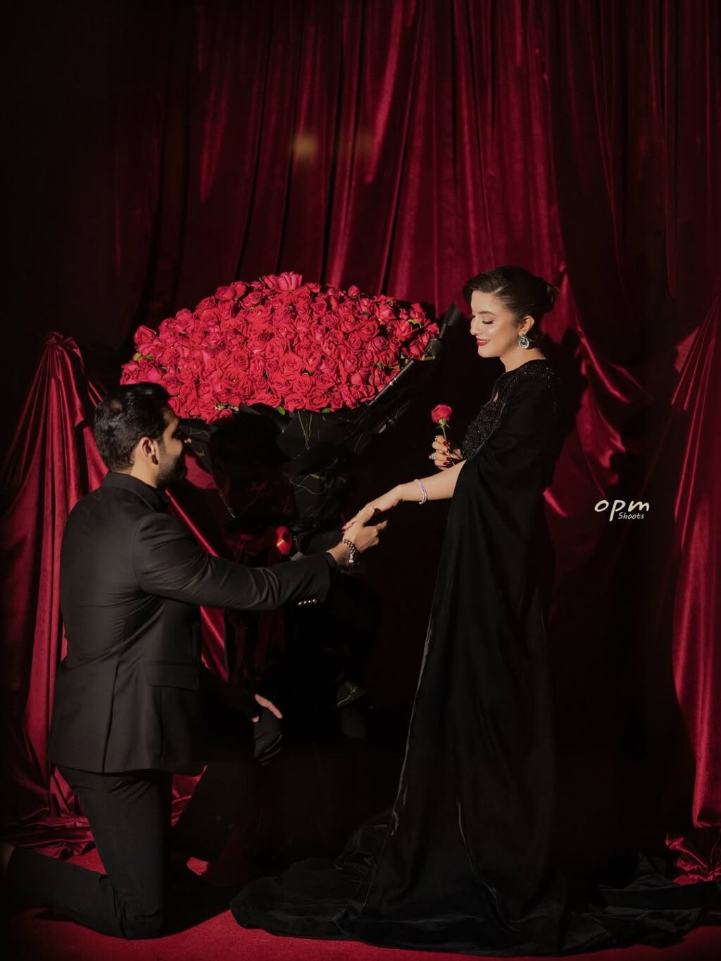 سنو سے ساہی شہرت کے میزبان حنا نیازی منگنی ہو گئیں