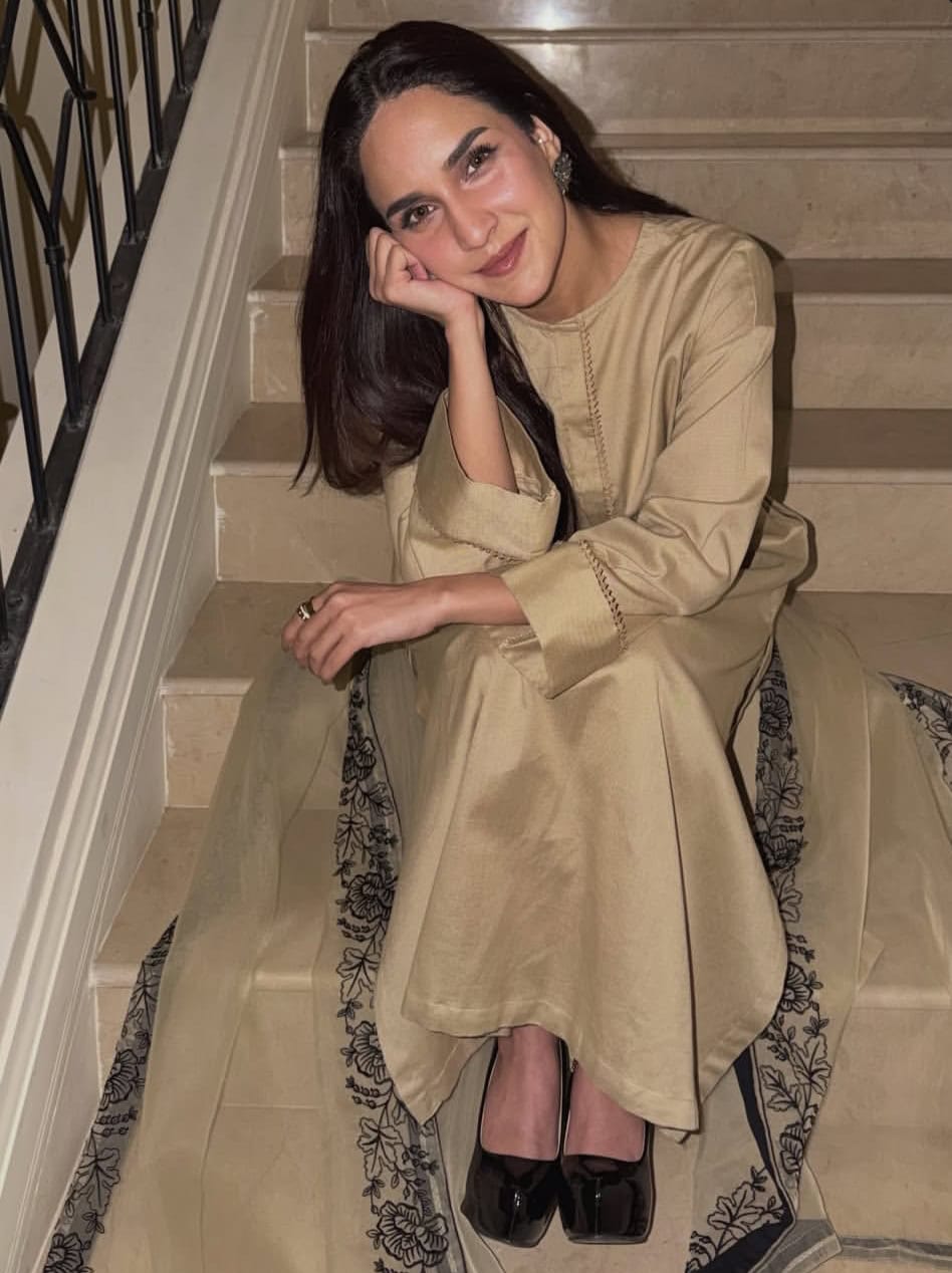 ماما کاسٹ ، شیڈول اور اوقات