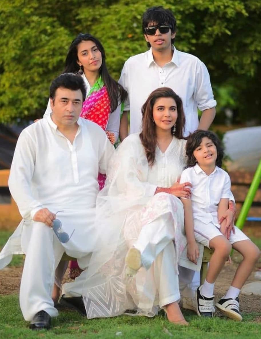 ایل ایس اے میں نڈا یاسیر کی ظاہری شکل بیٹے کے ساتھ ملتی ہے