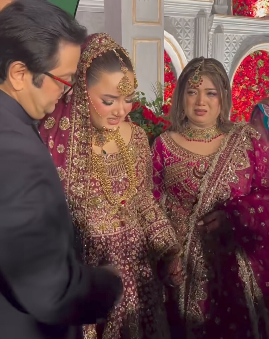 رابیکا خان والدہ کی دلہن کی بیٹی کی شادی پر نظر آتی ہے