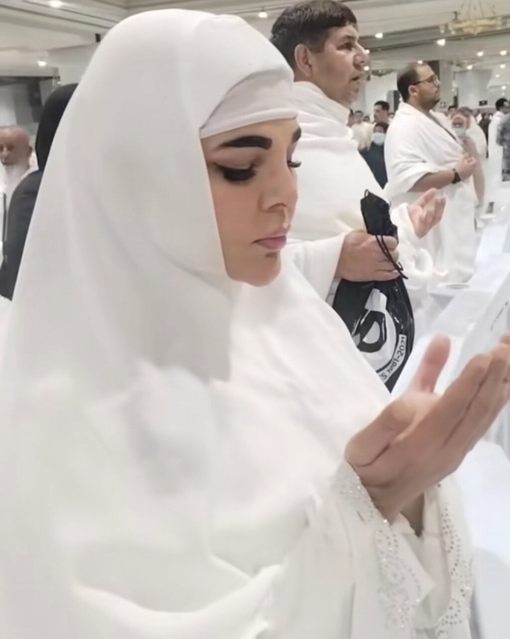 راکھی ساونت کی پیری مریم کے لئے دلی دلی دعائیں راکھی ساونت کی پیری مریم کے لئے دلی دلی دعائیں